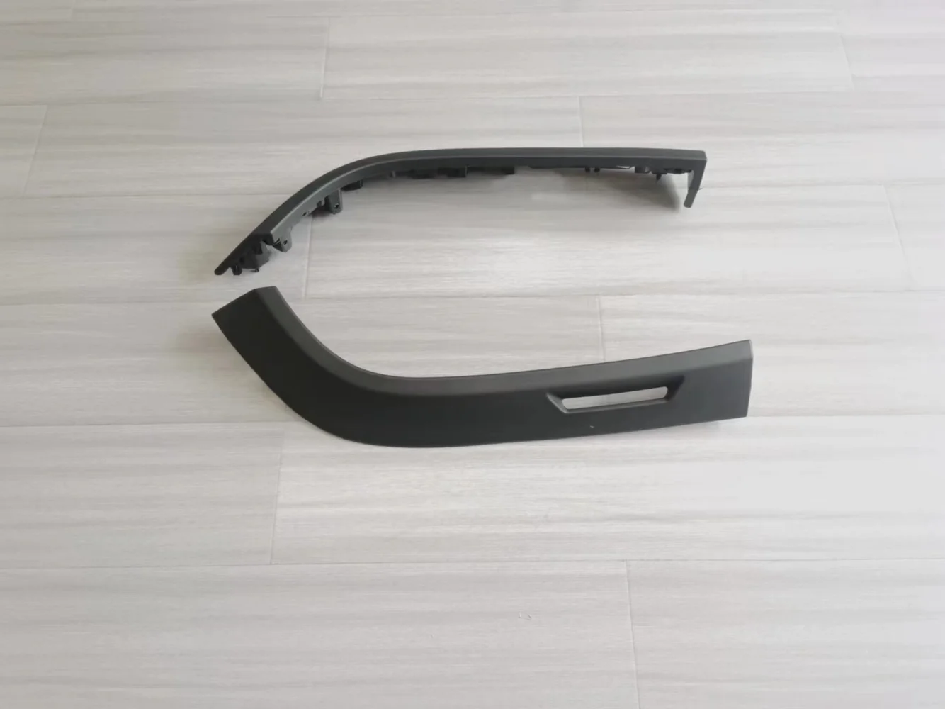 Rear wheel eyebrow-r