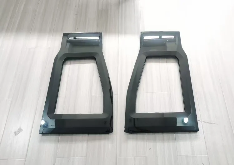 Rear quarter window trim panel assembly -R/ high gloss black